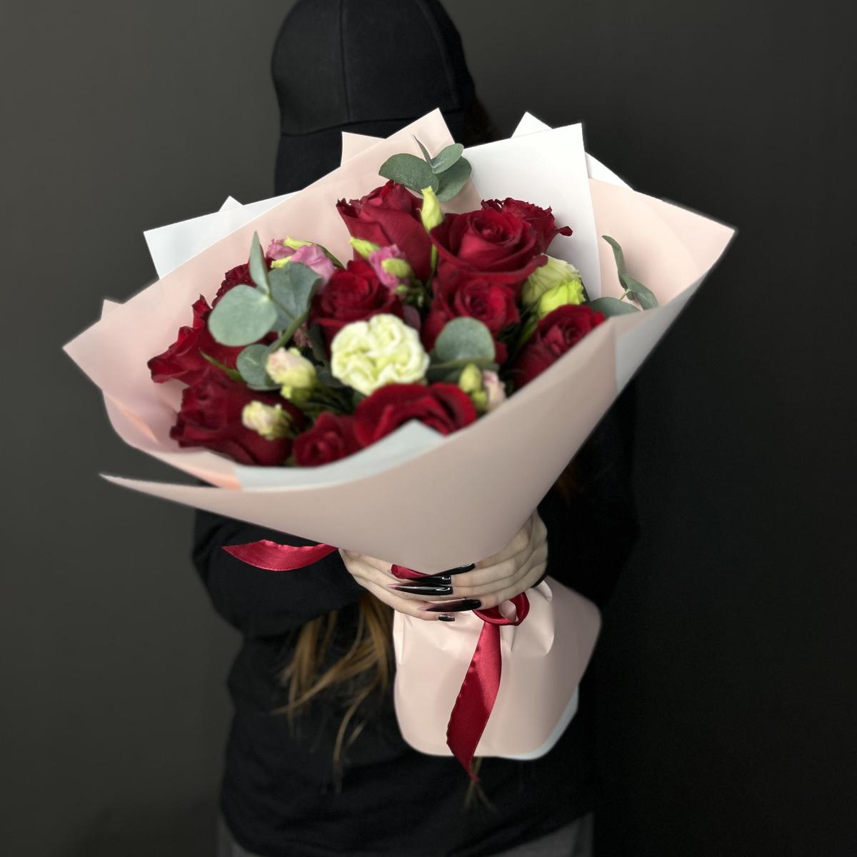 Букет с 15 тюльпанами и гортензией