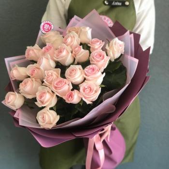 Бело-розовые розы 60 см (Россия) [код  349848]