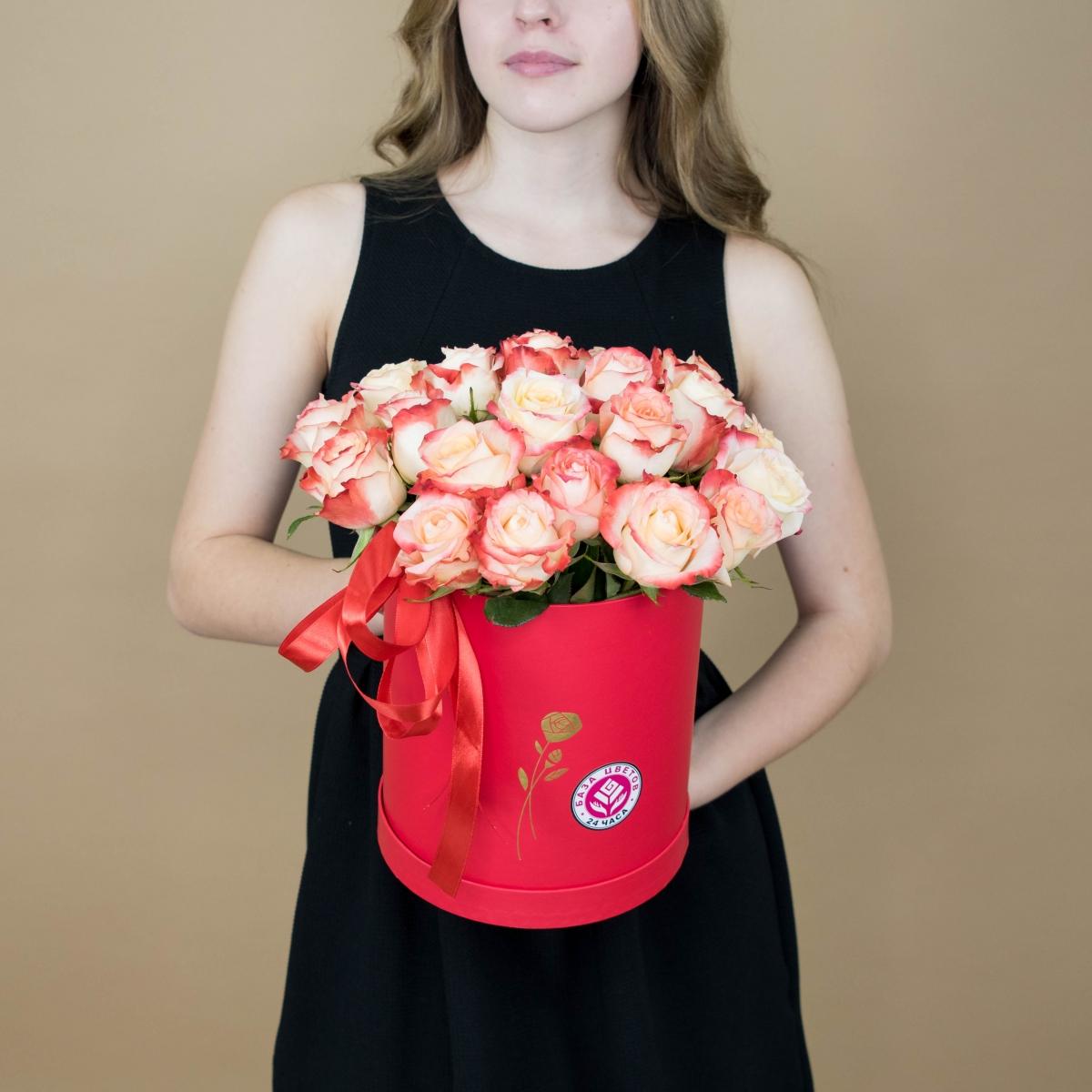 Розы красно-белые в шляпной коробке код - 4472